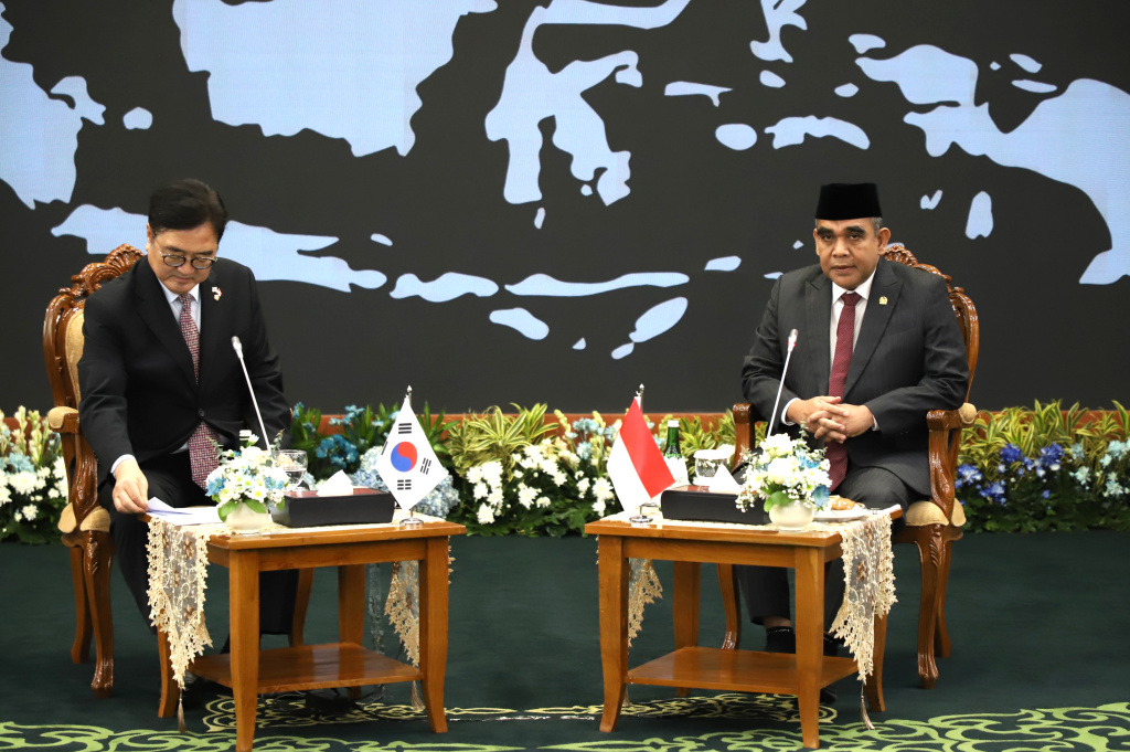 Ketua MPR RI Ahmad Muzani menerima Kunjungan Kenegaraan Ketua Parlemen of Korea Selatan HE, Mr.Woo Won Shik di ruang delegasi (Ashar/SinPo.id)