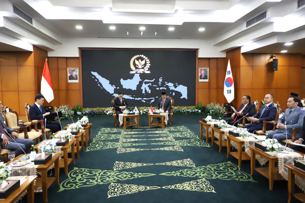 Ketua MPR RI Ahmad Muzani menerima Kunjungan Kenegaraan Ketua Parlemen of Korea Selatan HE, Mr.Woo Won Shik di ruang delegasi (Ashar/SinPo.id)