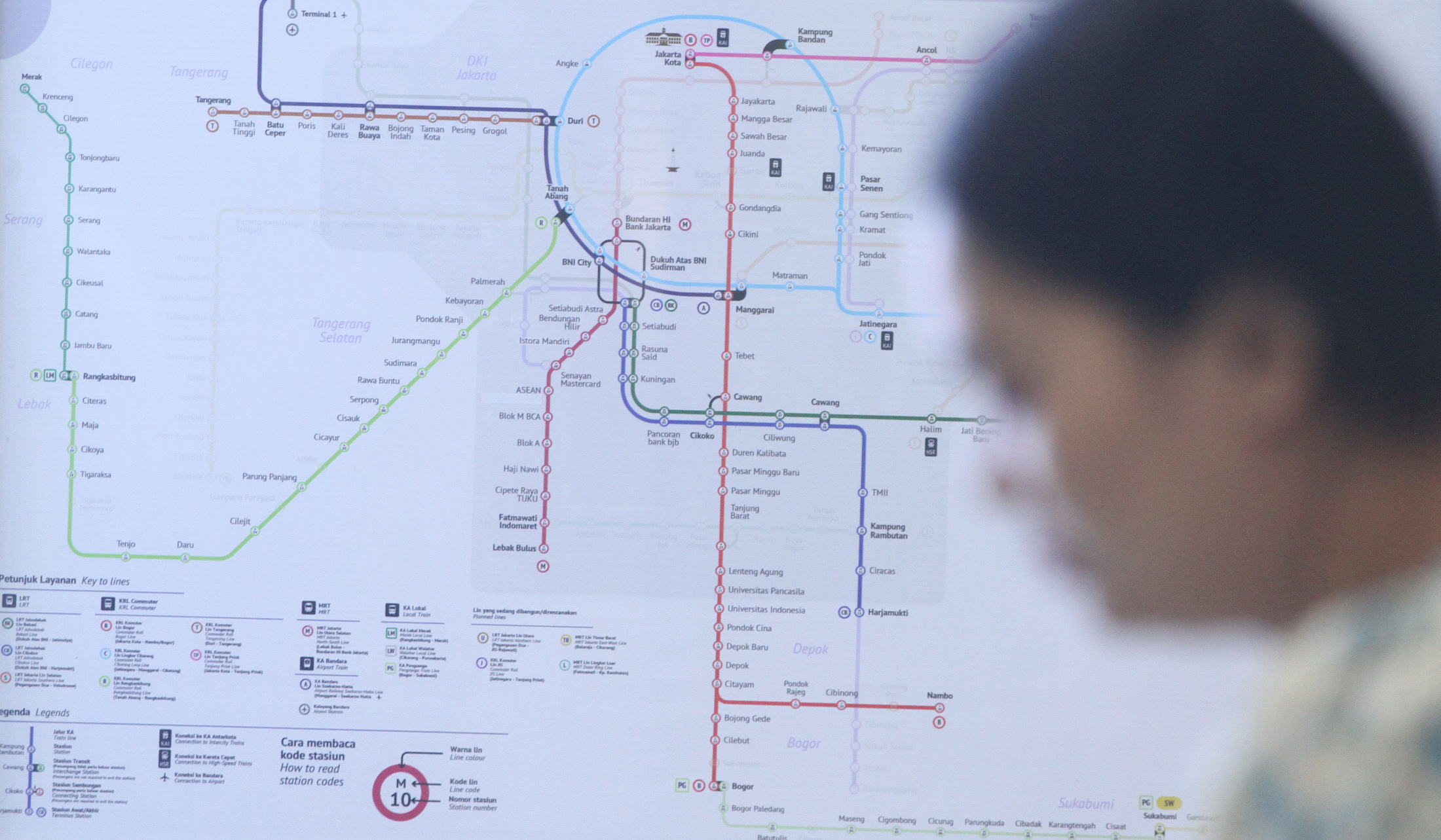 Calon penumpang melakukan pembayaran di MRT Jakarta. (Agus Priatna/SinPo.id)