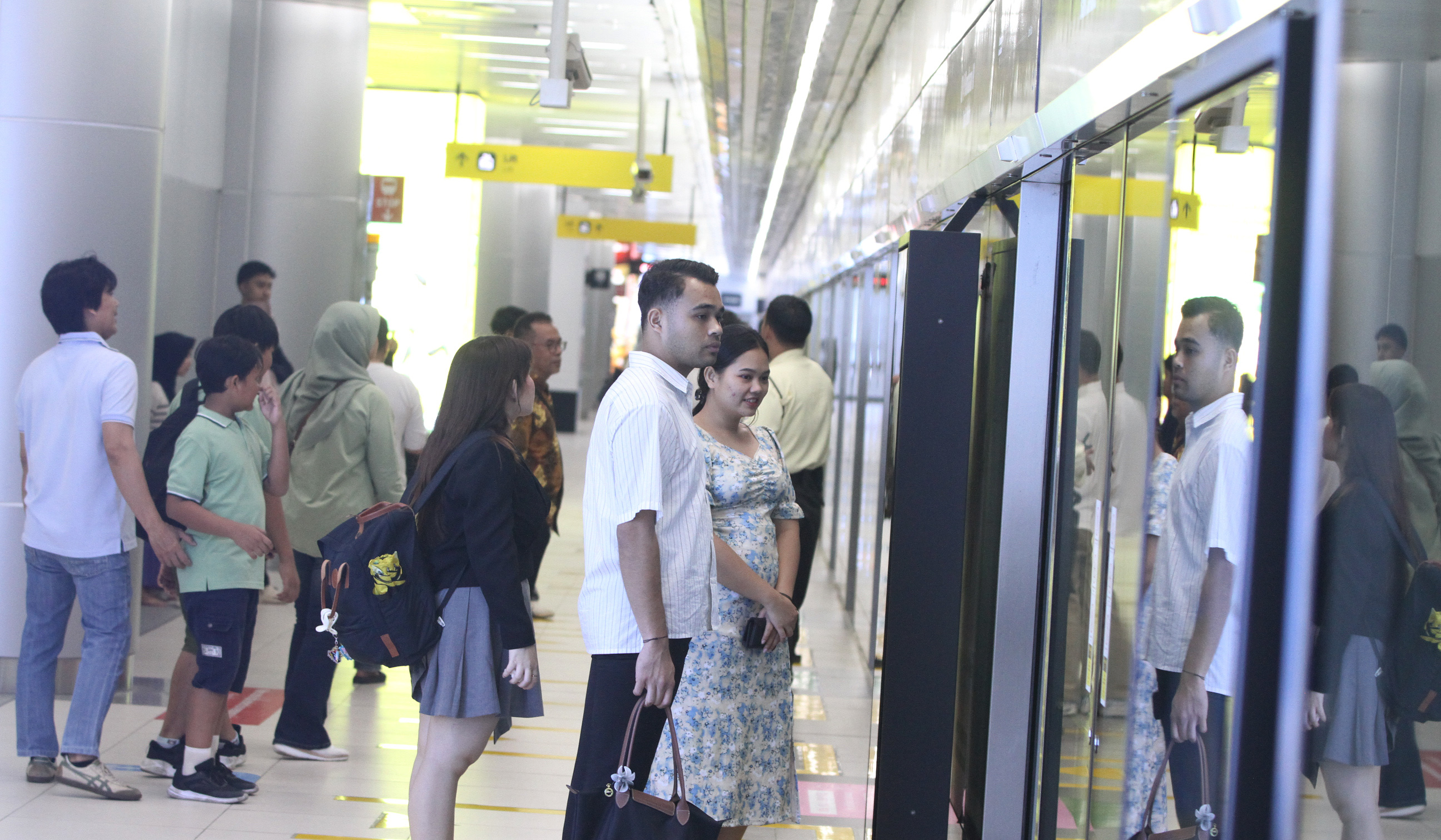 Calon penumpang melakukan pembayaran di MRT Jakarta. (Agus Priatna/SinPo.id)