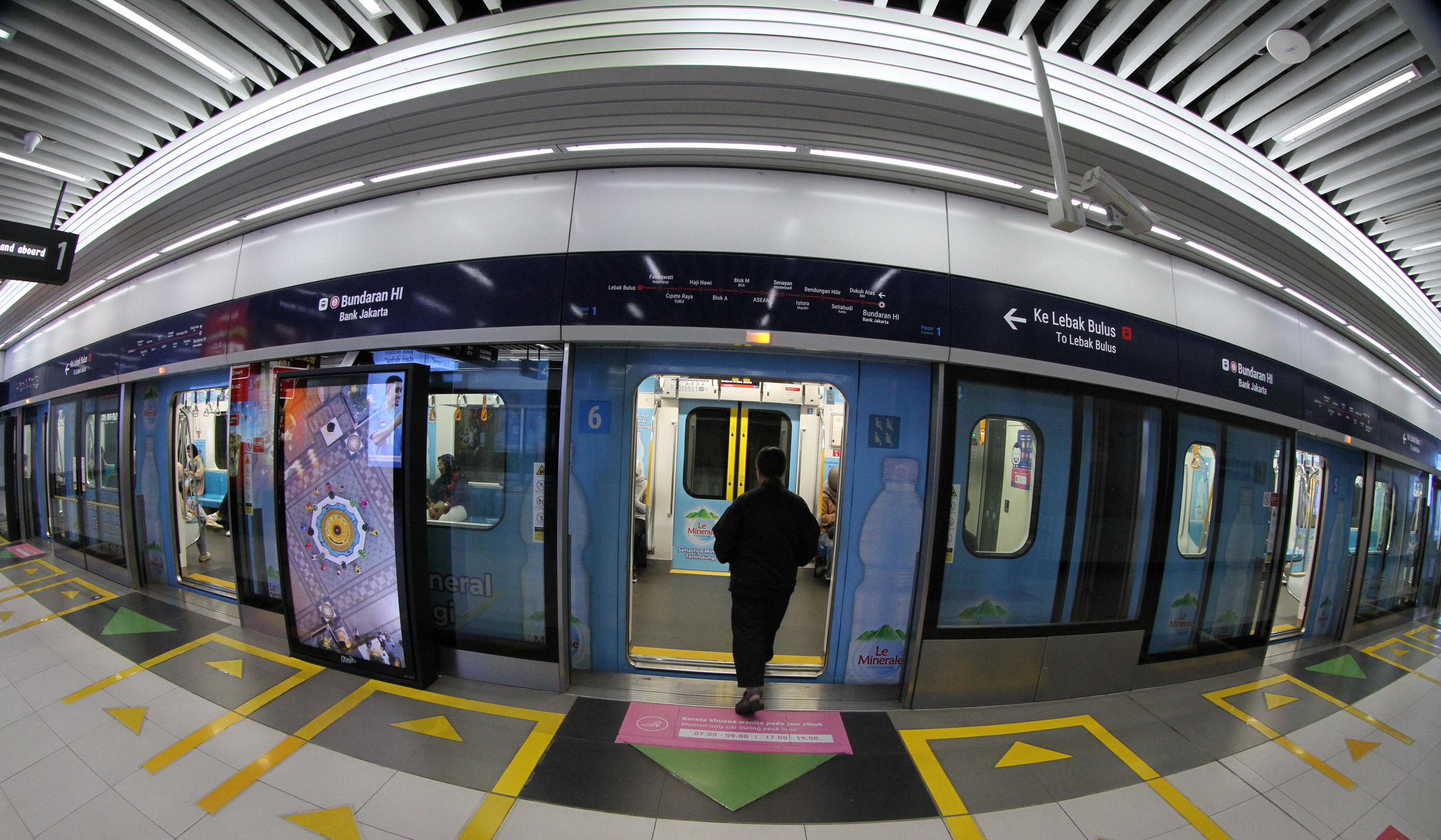 Calon penumpang melakukan pembayaran di MRT Jakarta. (Agus Priatna/SinPo.id)