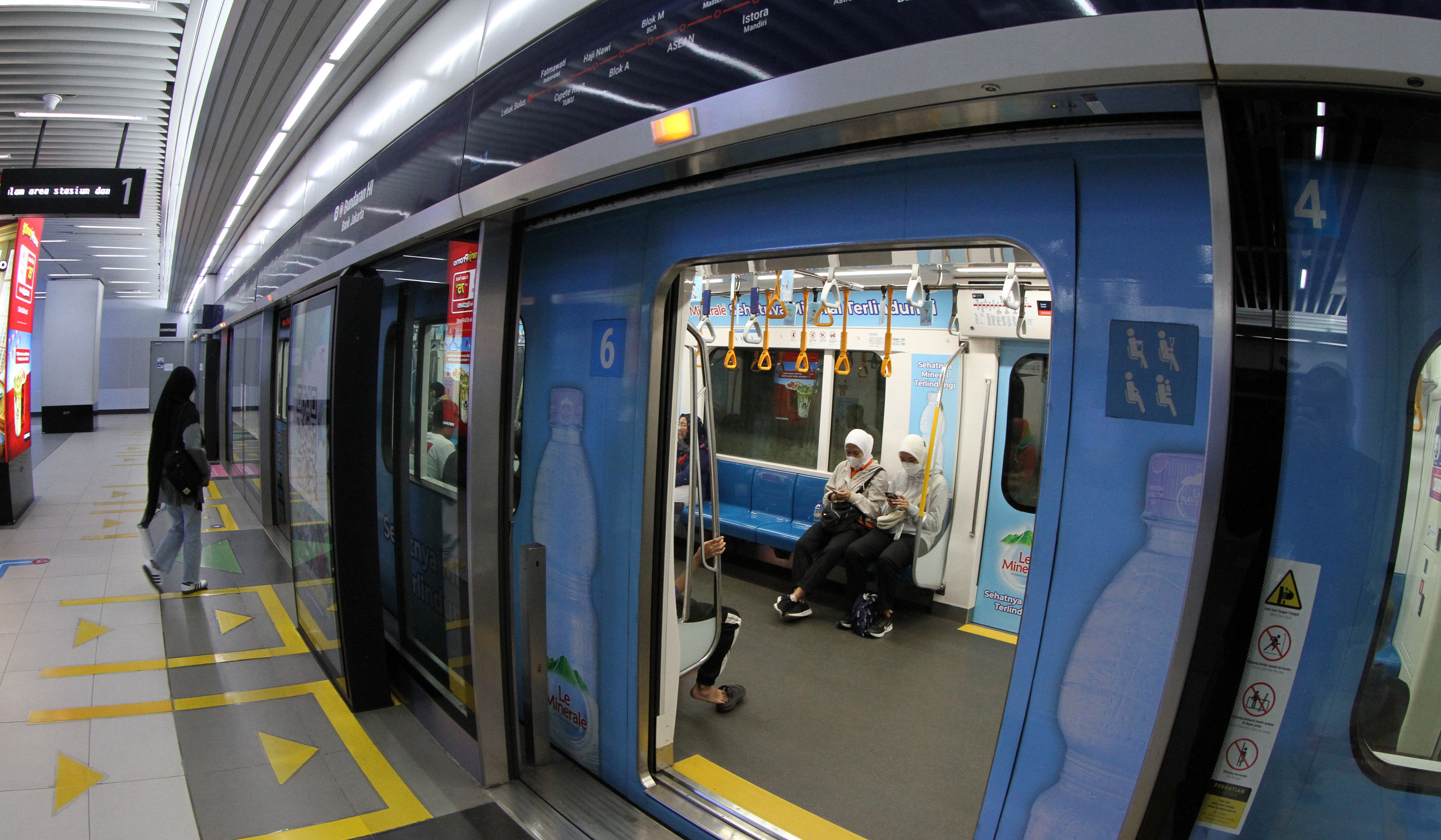 Calon penumpang melakukan pembayaran di MRT Jakarta. (Agus Priatna/SinPo.id)