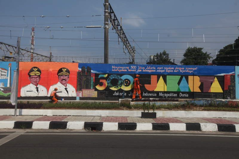 Ilustrasi. Pasukan Orange sedang mengerjakan mural wajah Gubernur DKI Jakarta dan Sambut HUT ke-500 tahun Kota Jakarta di Bukit Duri