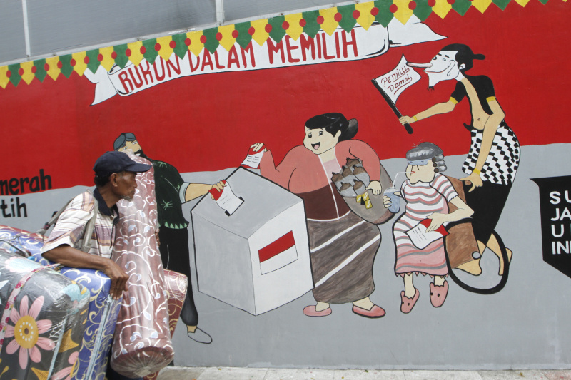 Mural tentang Pemilu 2024 sudah mulai menghiasi dinding-dinding kota jalanan Kebun Jeruk (Ashar/SinPo.id)