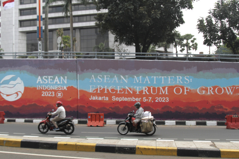 Jakarta Mural Community memgecat tembok di depan gedung BNI untuk menyambut pergelaran dunia KTT ASEAN (Ashar/SinPo.id)