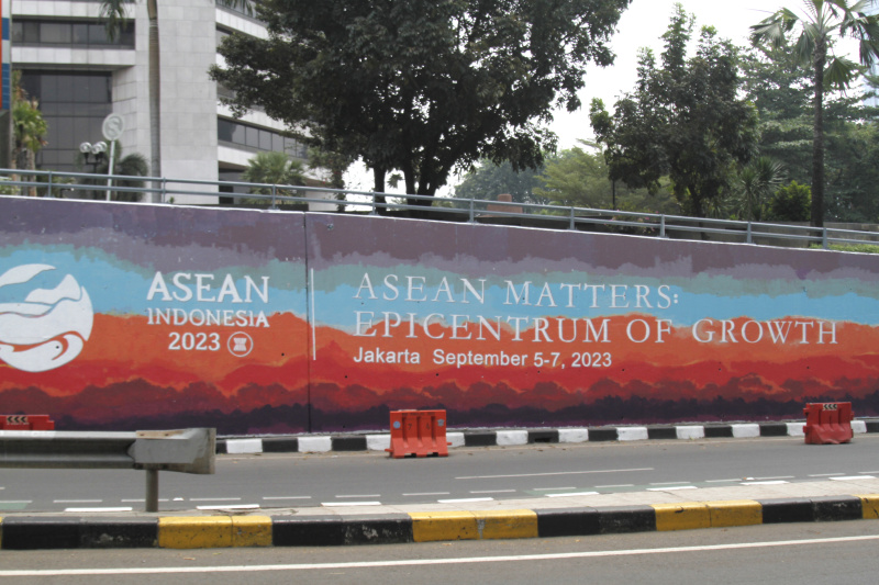 Jakarta Mural Community memgecat tembok di depan gedung BNI untuk menyambut pergelaran dunia KTT ASEAN (Ashar/SinPo.id)