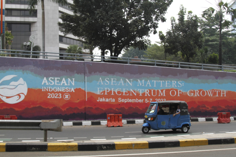 Jakarta Mural Community memgecat tembok di depan gedung BNI untuk menyambut pergelaran dunia KTT ASEAN (Ashar/SinPo.id)