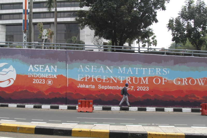 Jakarta Mural Community memgecat tembok di depan gedung BNI untuk menyambut pergelaran dunia KTT ASEAN (Ashar/SinPo.id)