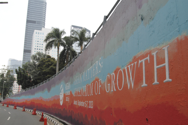 Jakarta Mural Community memgecat tembok di depan gedung BNI untuk menyambut pergelaran dunia KTT ASEAN (Ashar/SinPo.id)