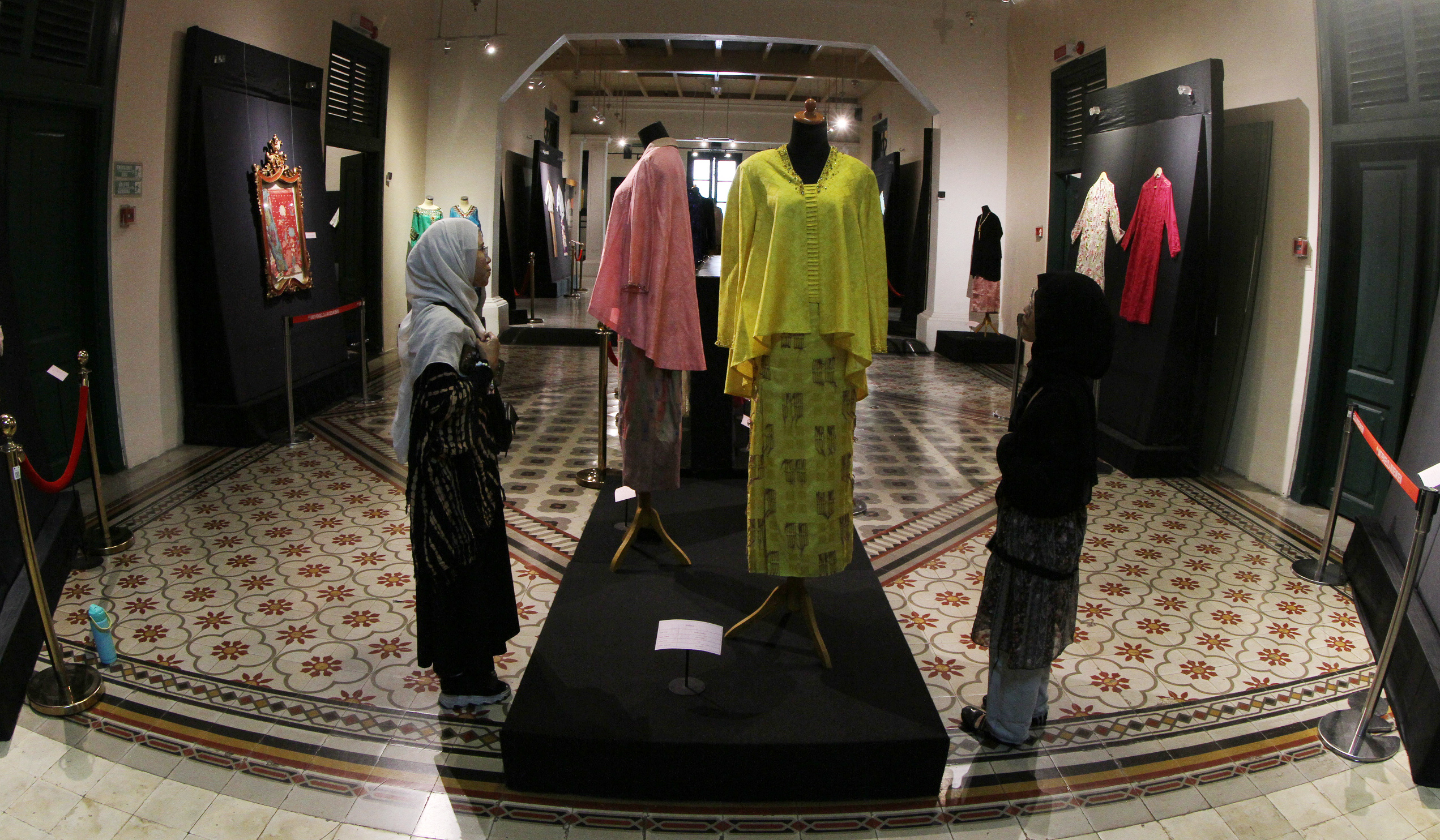 Pemeran kebaya di Museum Tekstil. (Agus Priatna/SinPo.id)