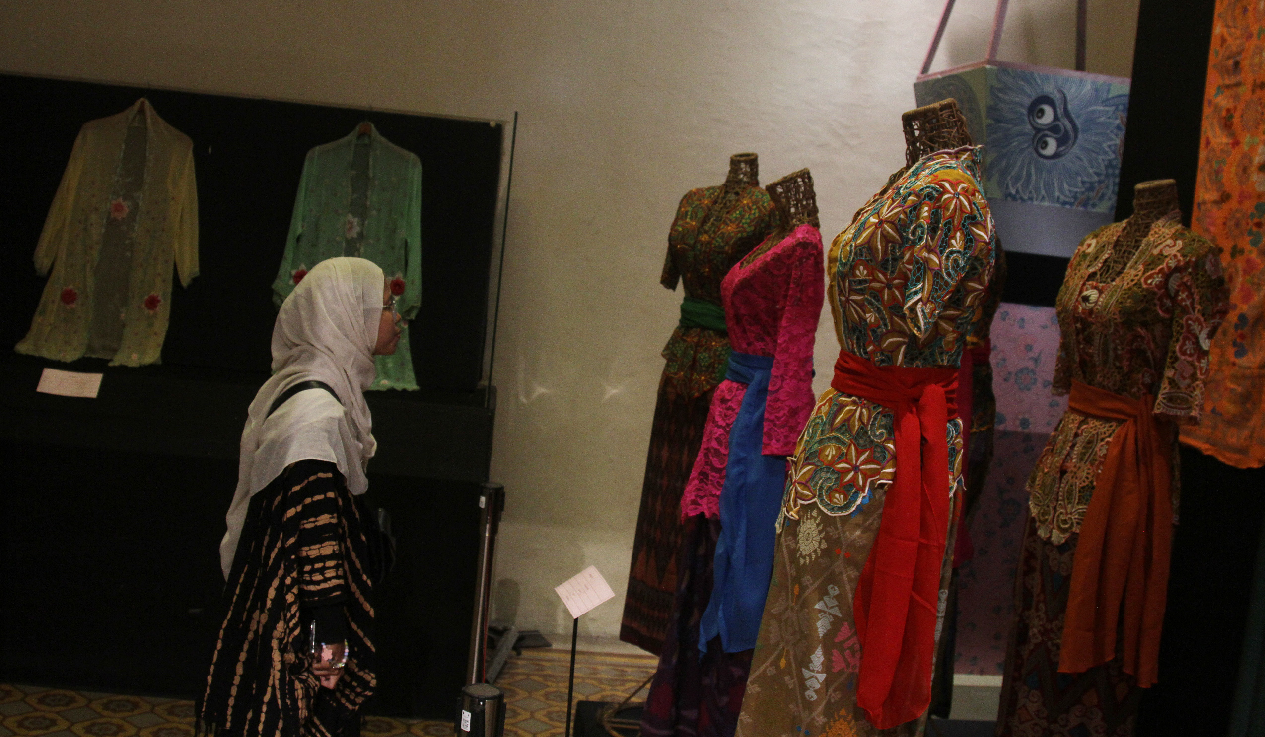 Pemeran kebaya di Museum Tekstil. (Agus Priatna/SinPo.id)
