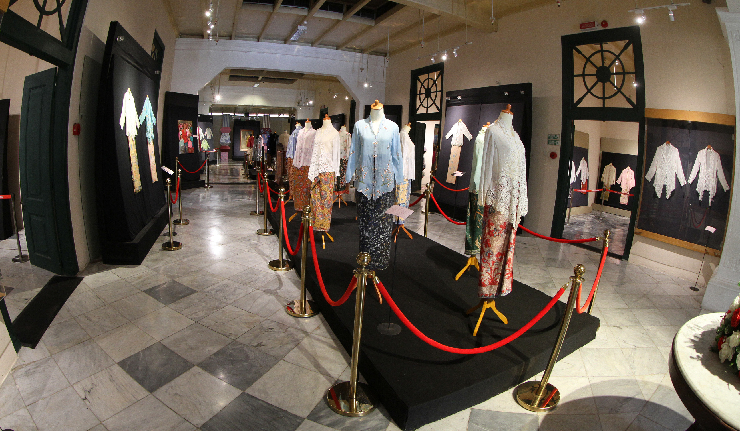 Pemeran kebaya di Museum Tekstil. (Agus Priatna/SinPo.id)