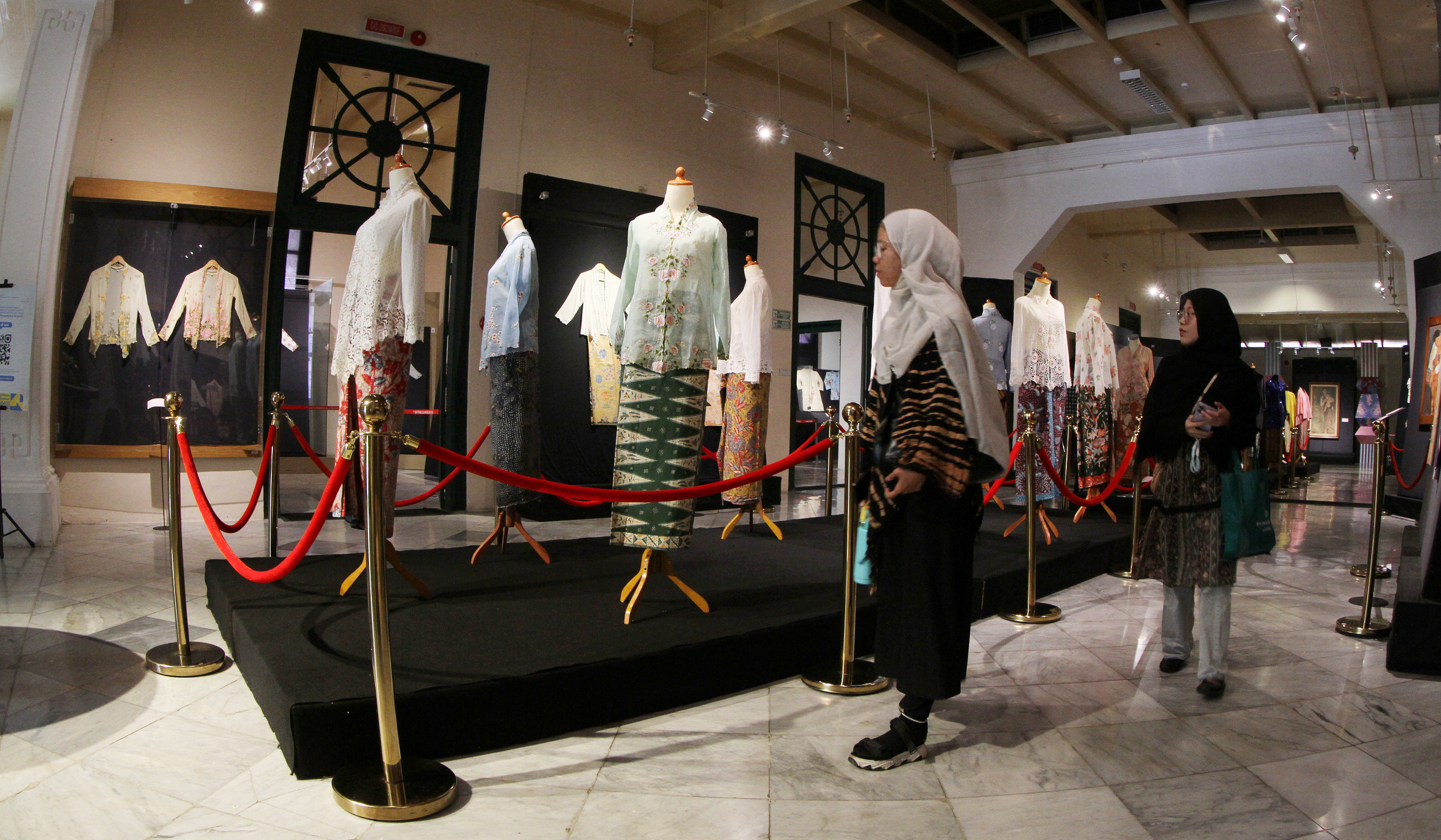 Pemeran kebaya di Museum Tekstil. (Agus Priatna/SinPo.id)