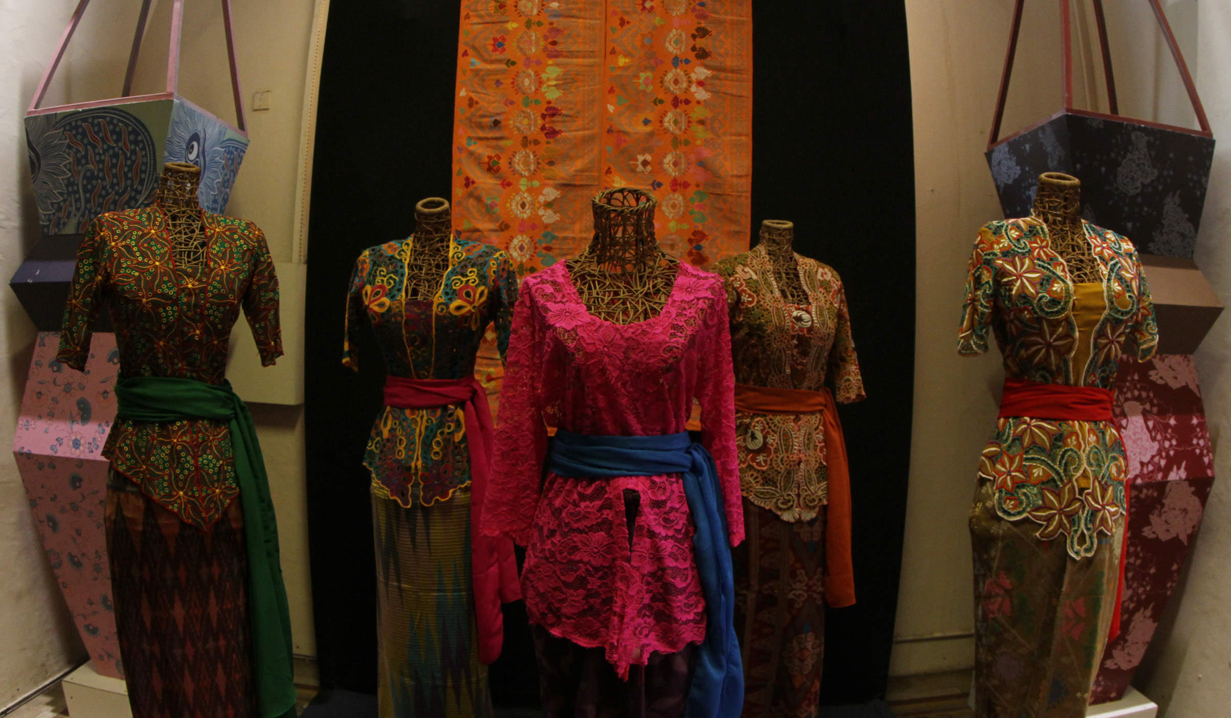 Pemeran kebaya di Museum Tekstil. (Agus Priatna/SinPo.id)
