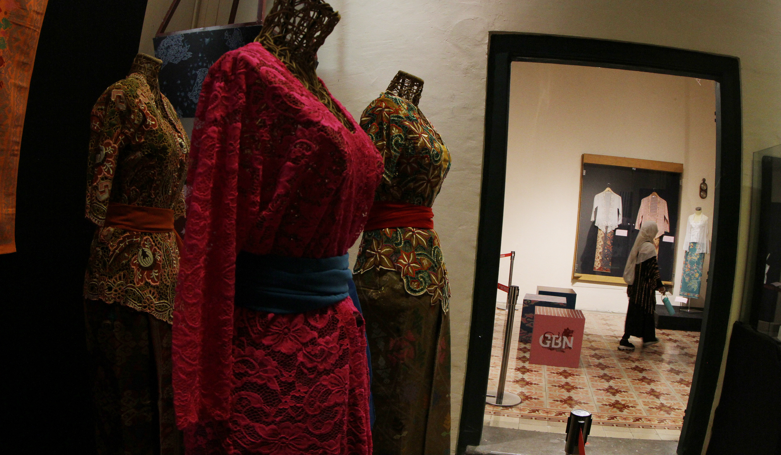 Pemeran kebaya di Museum Tekstil. (Agus Priatna/SinPo.id)