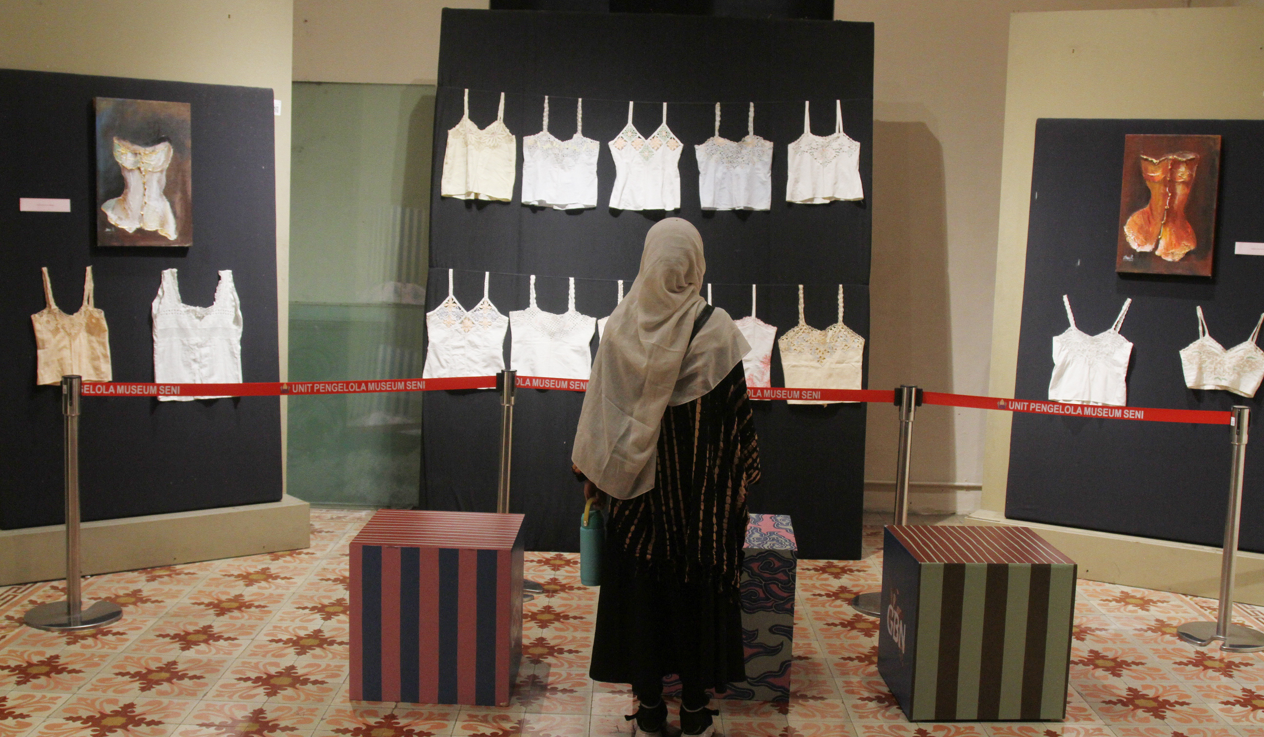 Pemeran kebaya di Museum Tekstil. (Agus Priatna/SinPo.id)