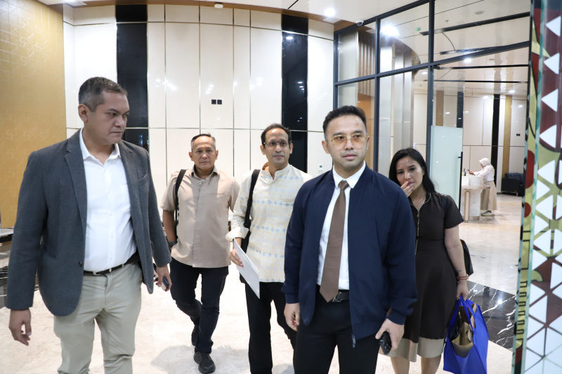 Eks Mantan Menteri Pendidikan Nadiem Makarim setelah menjalani pemeriksaan sebagai saksi oleh kejagung selama 12 jam terkait pengadaan chromebook laptop senilai Rp. 9,9 triliun (Ashar/SinPo.id)