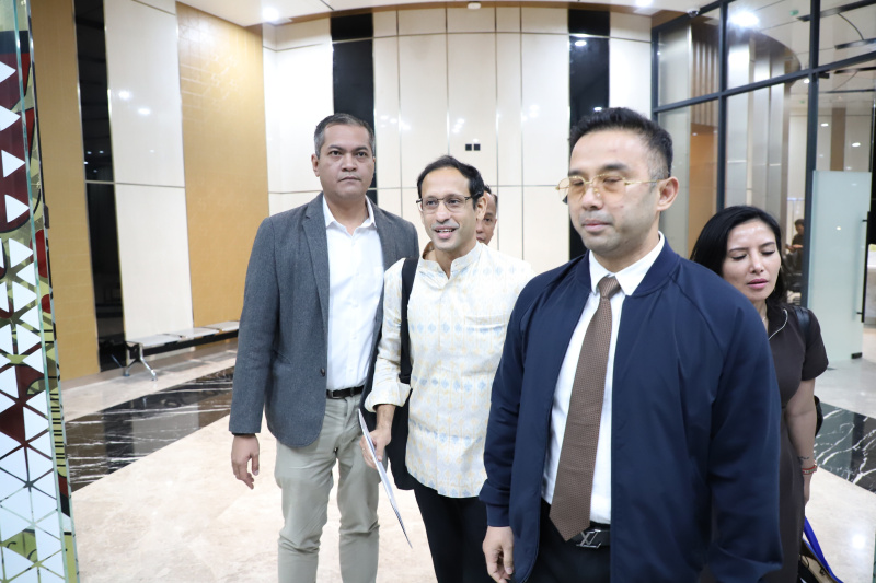 Eks Mantan Menteri Pendidikan Nadiem Makarim setelah menjalani pemeriksaan sebagai saksi oleh kejagung selama 12 jam terkait pengadaan chromebook laptop senilai Rp. 9,9 triliun (Ashar/SinPo.id)