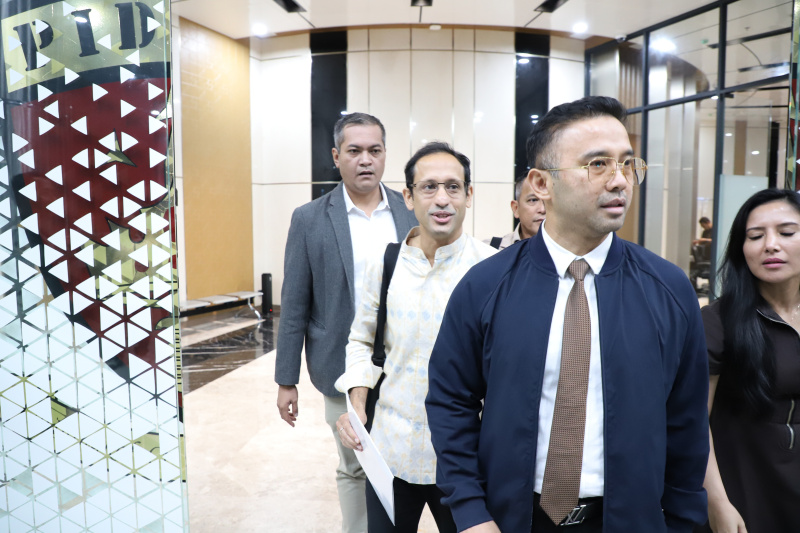 Eks Mantan Menteri Pendidikan Nadiem Makarim setelah menjalani pemeriksaan sebagai saksi oleh kejagung selama 12 jam terkait pengadaan chromebook laptop senilai Rp. 9,9 triliun (Ashar/SinPo.id)