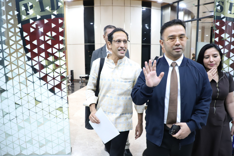 Eks Mantan Menteri Pendidikan Nadiem Makarim setelah menjalani pemeriksaan sebagai saksi oleh kejagung selama 12 jam terkait pengadaan chromebook laptop senilai Rp. 9,9 triliun (Ashar/SinPo.id)