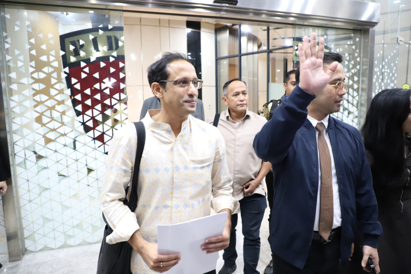 Eks Mantan Menteri Pendidikan Nadiem Makarim setelah menjalani pemeriksaan sebagai saksi oleh kejagung selama 12 jam terkait pengadaan chromebook laptop senilai Rp. 9,9 triliun (Ashar/SinPo.id)