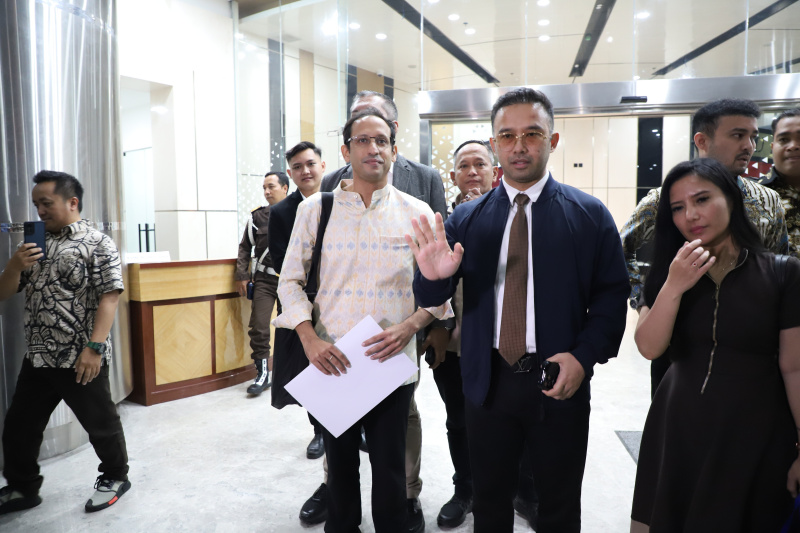 Eks Mantan Menteri Pendidikan Nadiem Makarim setelah menjalani pemeriksaan sebagai saksi oleh kejagung selama 12 jam terkait pengadaan chromebook laptop senilai Rp. 9,9 triliun (Ashar/SinPo.id)