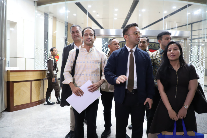 Eks Mantan Menteri Pendidikan Nadiem Makarim setelah menjalani pemeriksaan sebagai saksi oleh kejagung selama 12 jam terkait pengadaan chromebook laptop senilai Rp. 9,9 triliun (Ashar/SinPo.id)