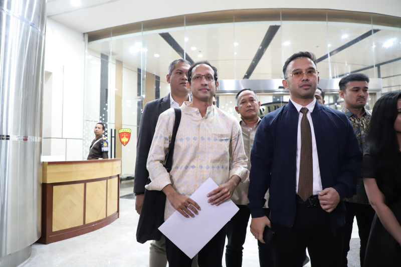 Eks Mantan Menteri Pendidikan Nadiem Makarim setelah menjalani pemeriksaan sebagai saksi oleh kejagung selama 12 jam terkait pengadaan chromebook laptop senilai Rp. 9,9 triliun (Ashar/SinPo.id)