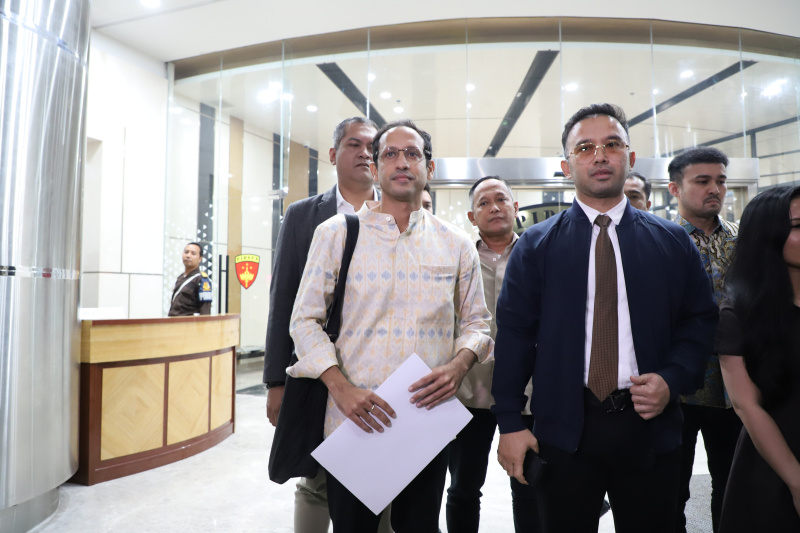 Eks Mantan Menteri Pendidikan Nadiem Makarim setelah menjalani pemeriksaan sebagai saksi oleh kejagung selama 12 jam terkait pengadaan chromebook laptop senilai Rp. 9,9 triliun (Ashar/SinPo.id)