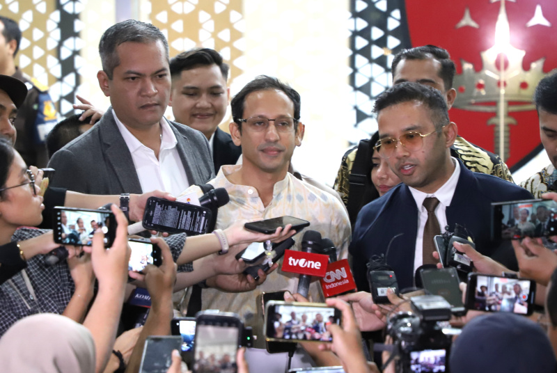 Eks Mantan Menteri Pendidikan Nadiem Makarim setelah menjalani pemeriksaan sebagai saksi oleh kejagung selama 12 jam terkait pengadaan chromebook laptop senilai Rp. 9,9 triliun (Ashar/SinPo.id)