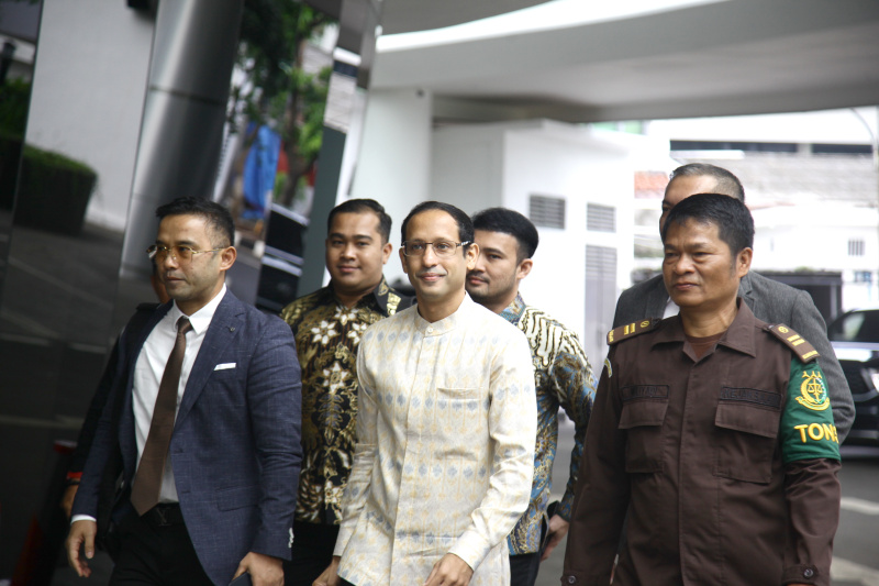 Eks Mantan Menteri Pendidikan Nadiem Makarim penuhi panggilan Kejagung sebagai saksi terkait  kasus pengadaan laptop chromebook senila Rp. 9,9 Triliun (Ashar/SinPo.id)