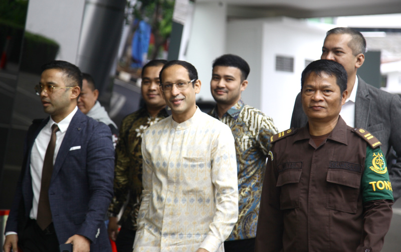 Eks Mantan Menteri Pendidikan Nadiem Makarim penuhi panggilan Kejagung sebagai saksi terkait  kasus pengadaan laptop chromebook senila Rp. 9,9 Triliun (Ashar/SinPo.id)