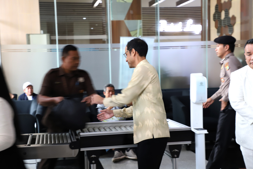 Mantan Mendikbudristek Nadiem Anwar Makarim penuhi panggilan KPK terkait dugaan kasus pengadaan Google Cloud di Kemendikbudristek (Ashar/SinPo.id)