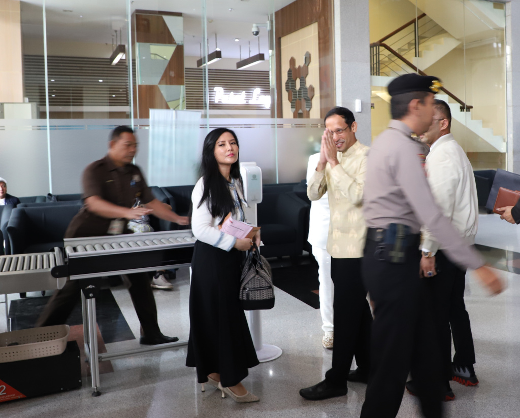 Mantan Mendikbudristek Nadiem Anwar Makarim penuhi panggilan KPK terkait dugaan kasus pengadaan Google Cloud di Kemendikbudristek (Ashar/SinPo.id)