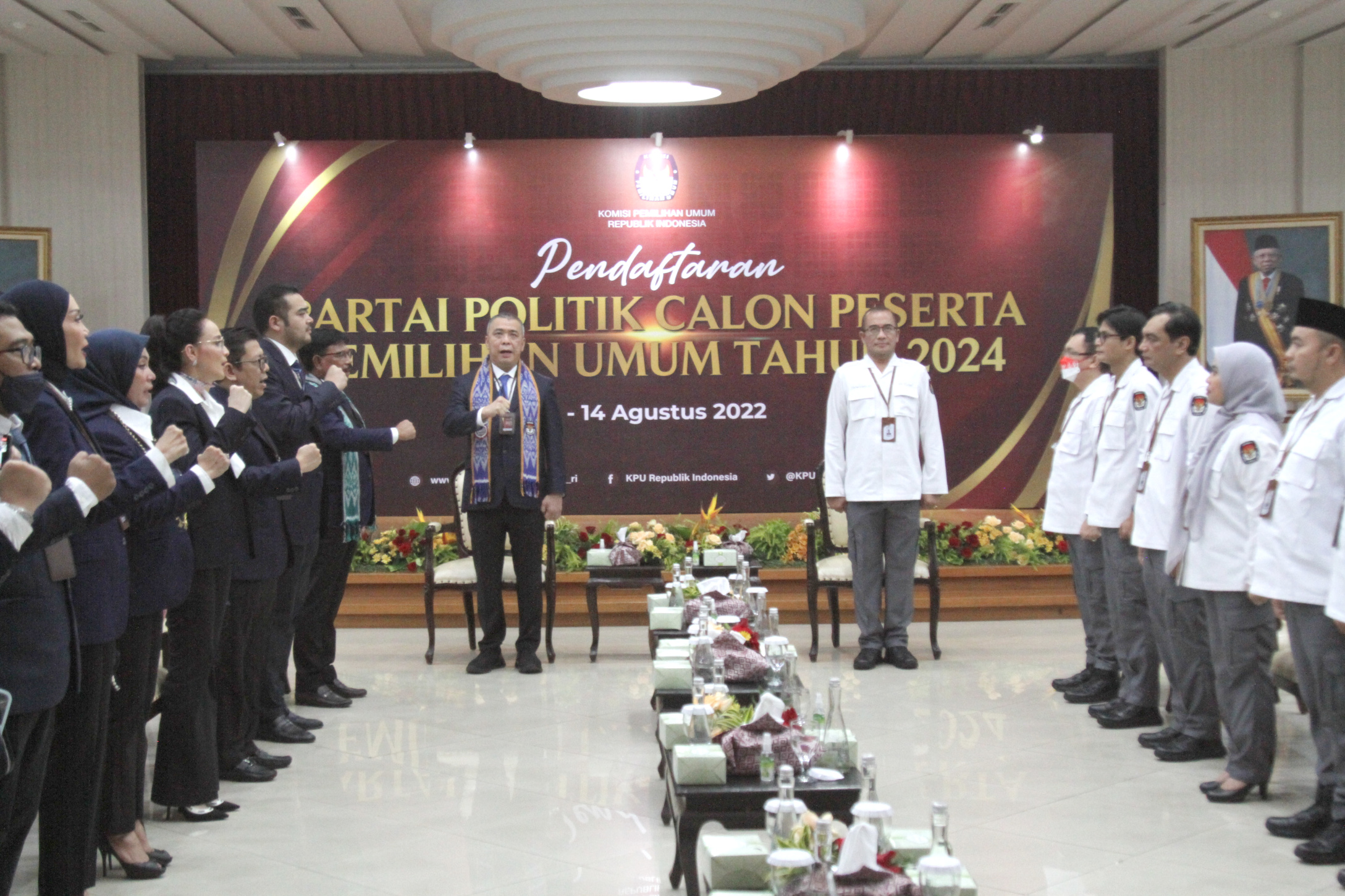 Wakil Ketua Umum Nasdem Ahmad Ali dan Ketua KPU RI Hasyim Asy'ari (Ashar/SinPo.id)