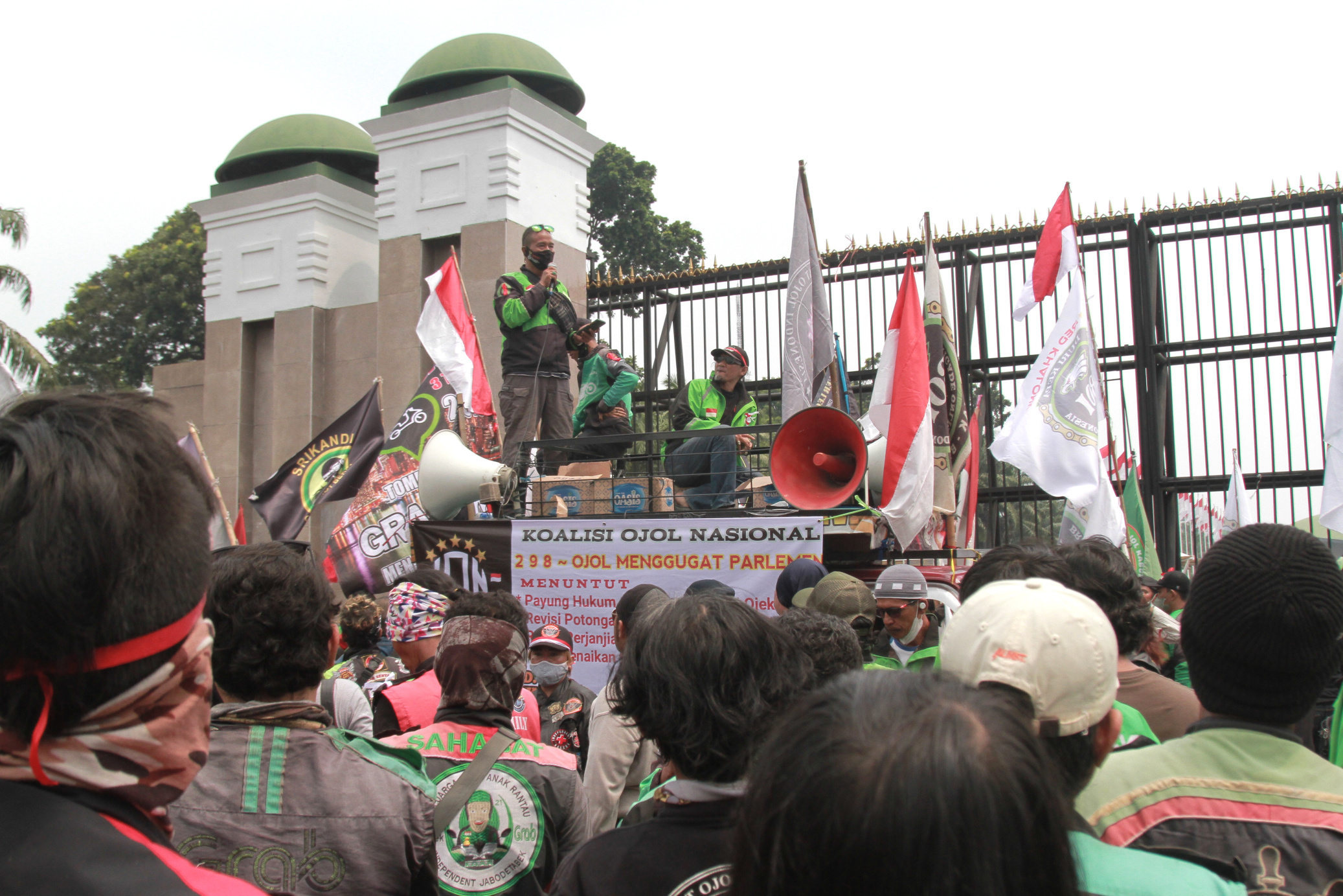 Ratusan Ojol demo di depan Gedung DPR RI (Ashar/SinPo.id)