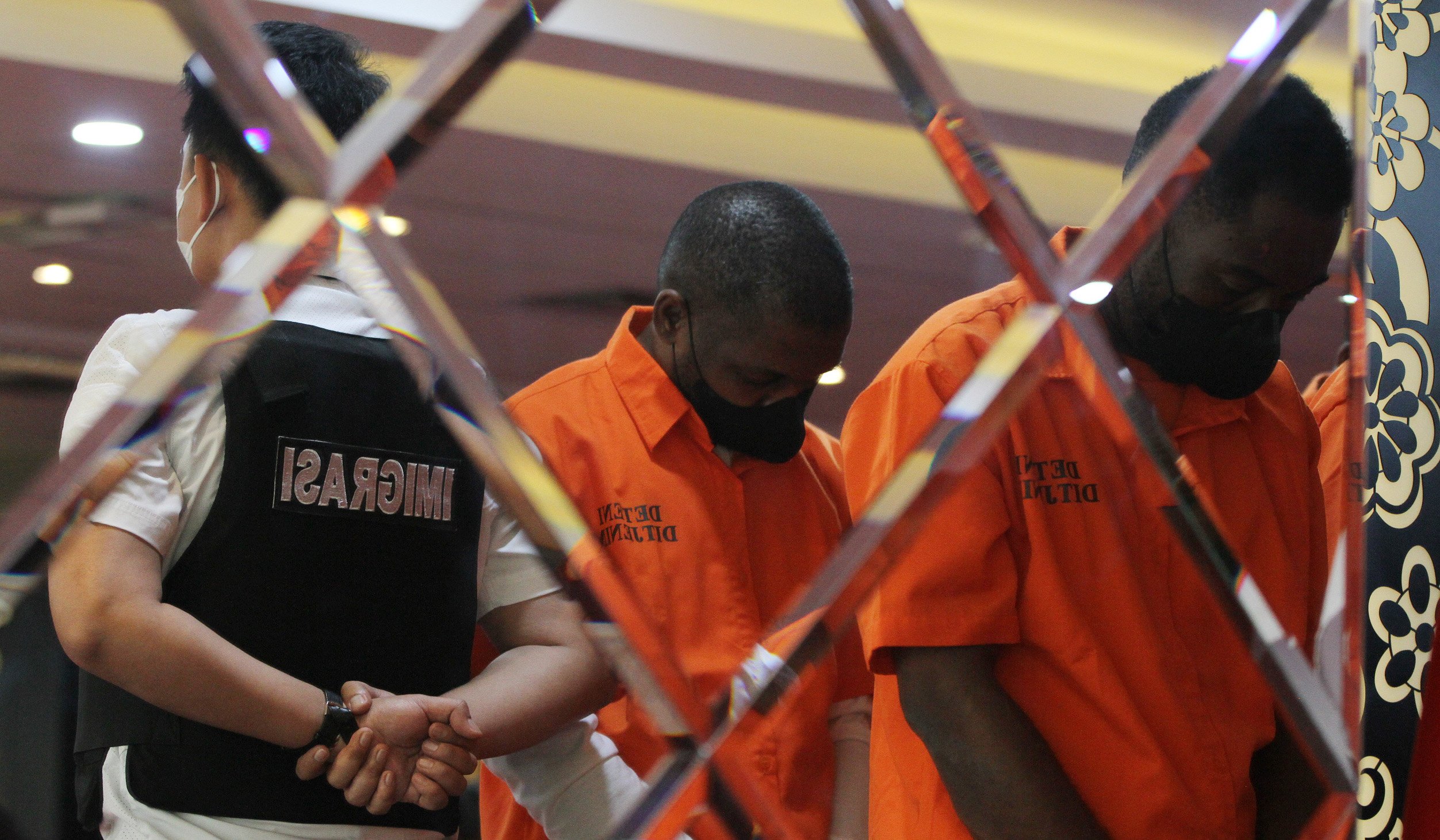 Ditjen Imigrasi amankan 220 TKA. (Agus Priatna/SinPo.id)