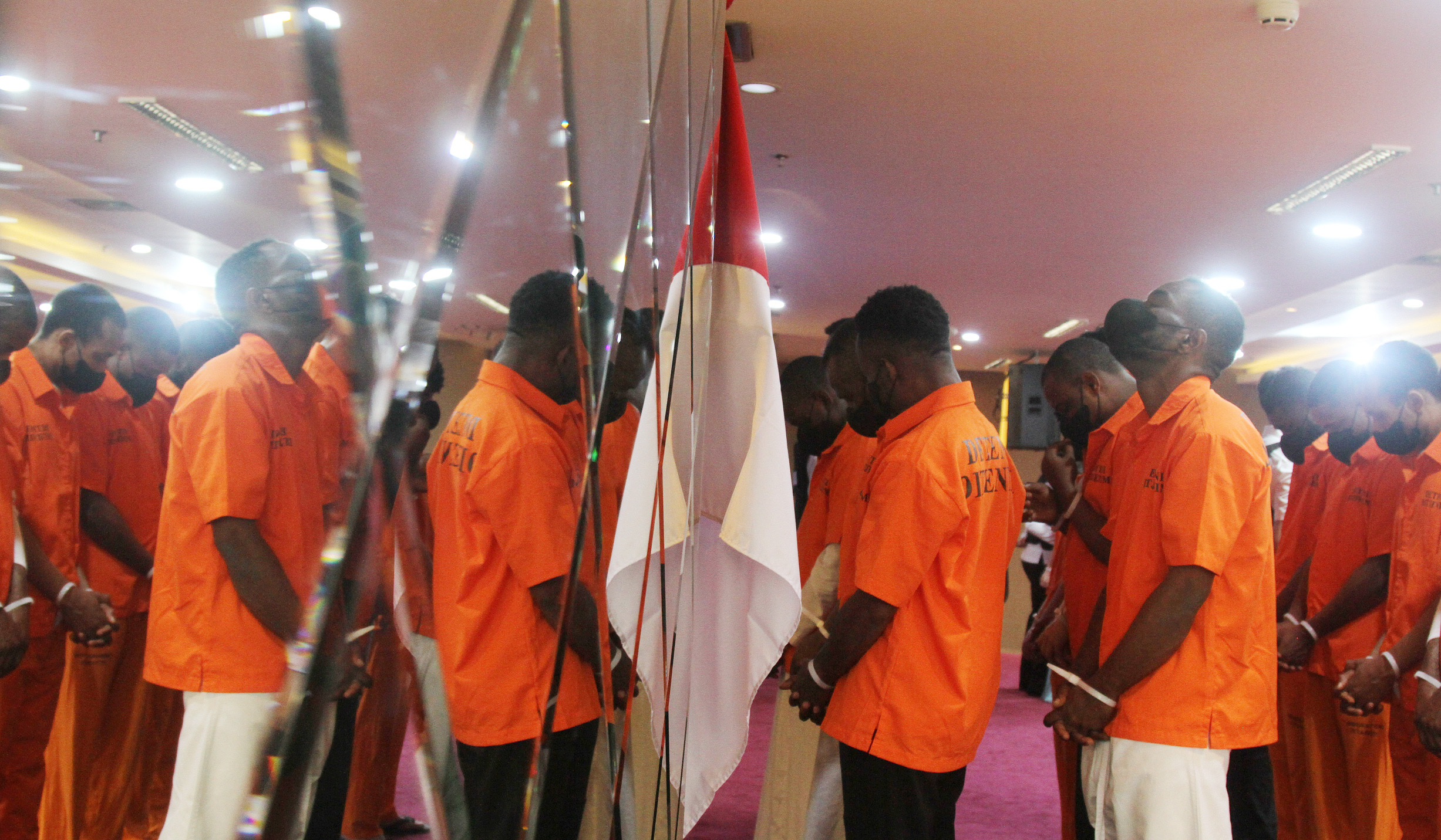 Ditjen Imigrasi amankan 220 TKA. (Agus Priatna/SinPo.id)