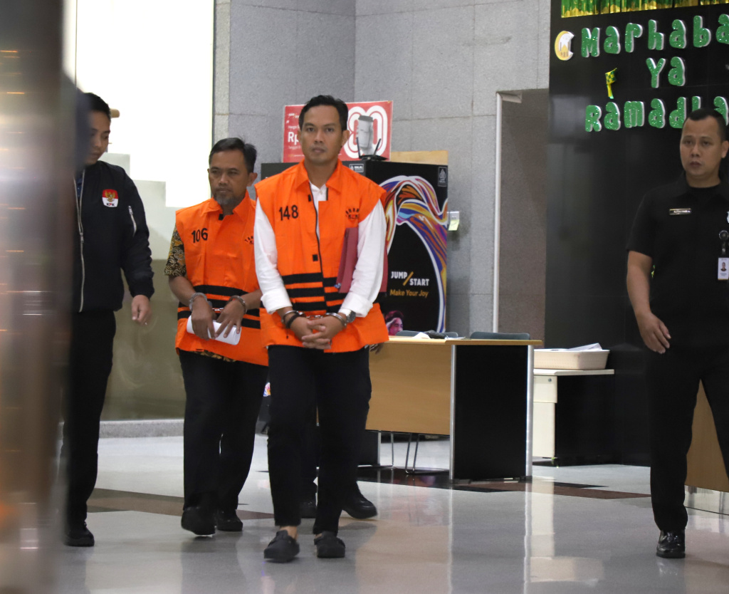 Bupati Cilacap resmi ditahan setelah terkena OTT KPK kasus pemerasan terhadap perangkat desa untuk THR diri sendiri (Ashar/SinPo.id)