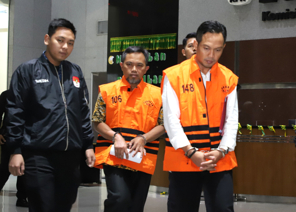 Bupati Cilacap resmi ditahan setelah terkena OTT KPK kasus pemerasan terhadap perangkat desa untuk THR diri sendiri (Ashar/SinPo.id)