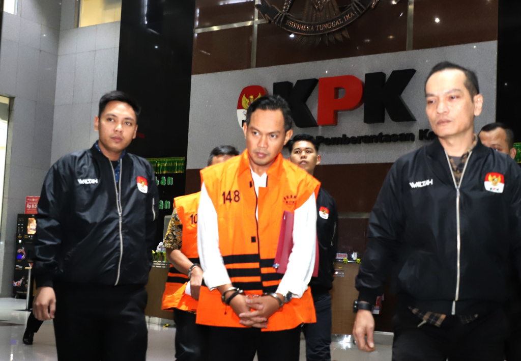 Bupati Cilacap resmi ditahan setelah terkena OTT KPK kasus pemerasan terhadap perangkat desa untuk THR diri sendiri (Ashar/SinPo.id)