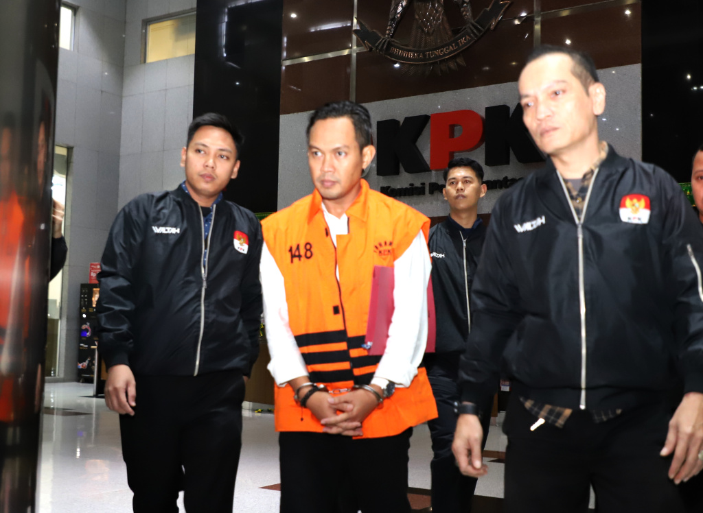 Bupati Cilacap resmi ditahan setelah terkena OTT KPK kasus pemerasan terhadap perangkat desa untuk THR diri sendiri (Ashar/SinPo.id)