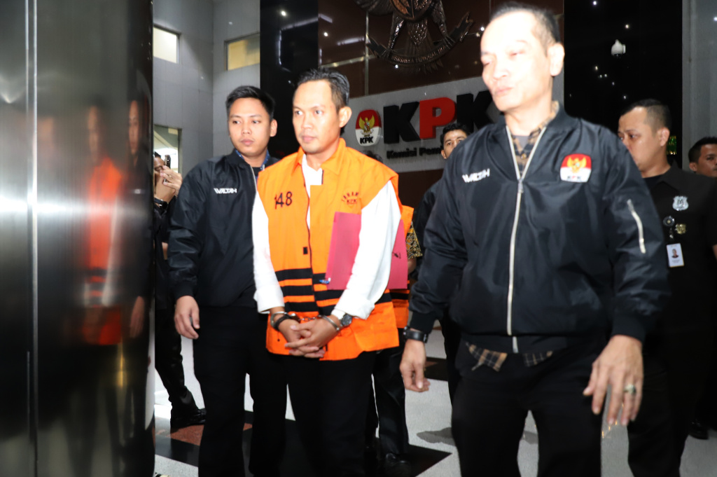 Bupati Cilacap resmi ditahan setelah terkena OTT KPK kasus pemerasan terhadap perangkat desa untuk THR diri sendiri (Ashar/SinPo.id)