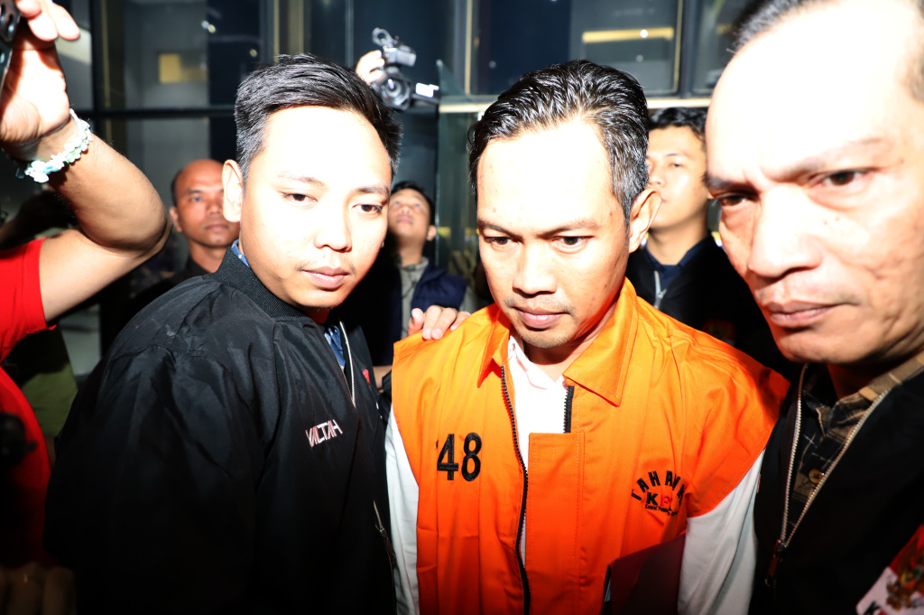 Bupati Cilacap resmi ditahan setelah terkena OTT KPK kasus pemerasan terhadap perangkat desa untuk THR diri sendiri (Ashar/SinPo.id)