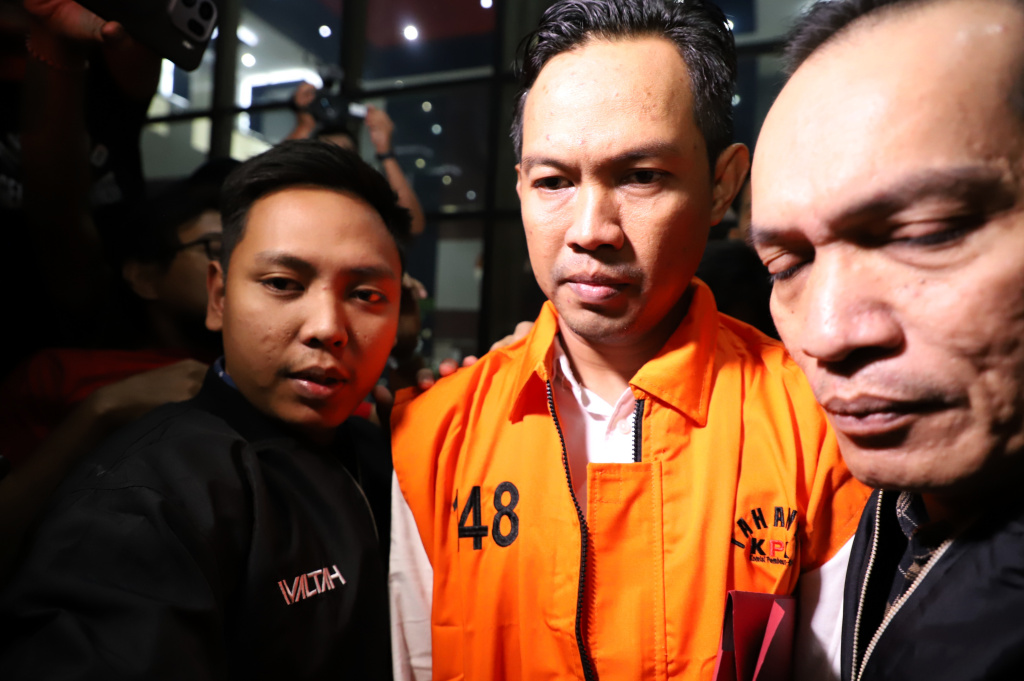 Bupati Cilacap resmi ditahan setelah terkena OTT KPK kasus pemerasan terhadap perangkat desa untuk THR diri sendiri (Ashar/SinPo.id)