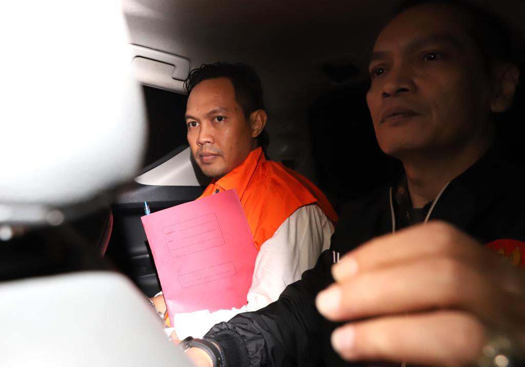 Bupati Cilacap resmi ditahan setelah terkena OTT KPK kasus pemerasan terhadap perangkat desa untuk THR diri sendiri (Ashar/SinPo.id)