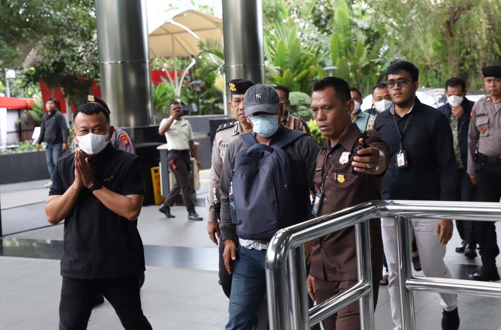 Bupati Ponorogo Sugiri Sancoko tiba di KPK usai terjaring OTT (Ashar/SinPo.id)