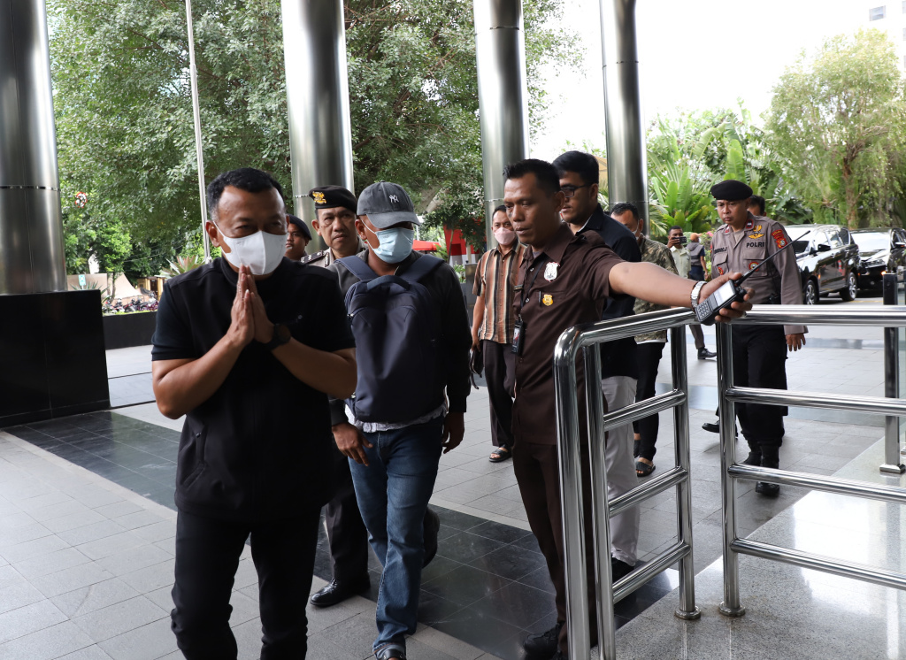 Bupati Ponorogo Sugiri Sancoko tiba di KPK usai terjaring OTT (Ashar/SinPo.id)