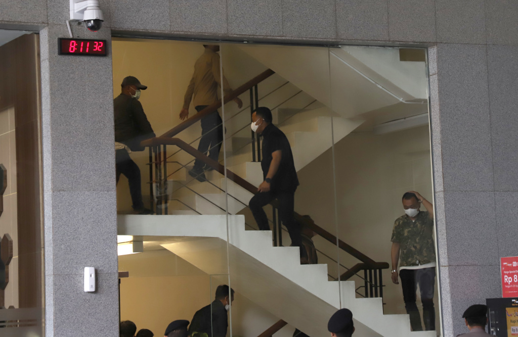 Bupati Ponorogo Sugiri Sancoko tiba di KPK usai terjaring OTT (Ashar/SinPo.id)