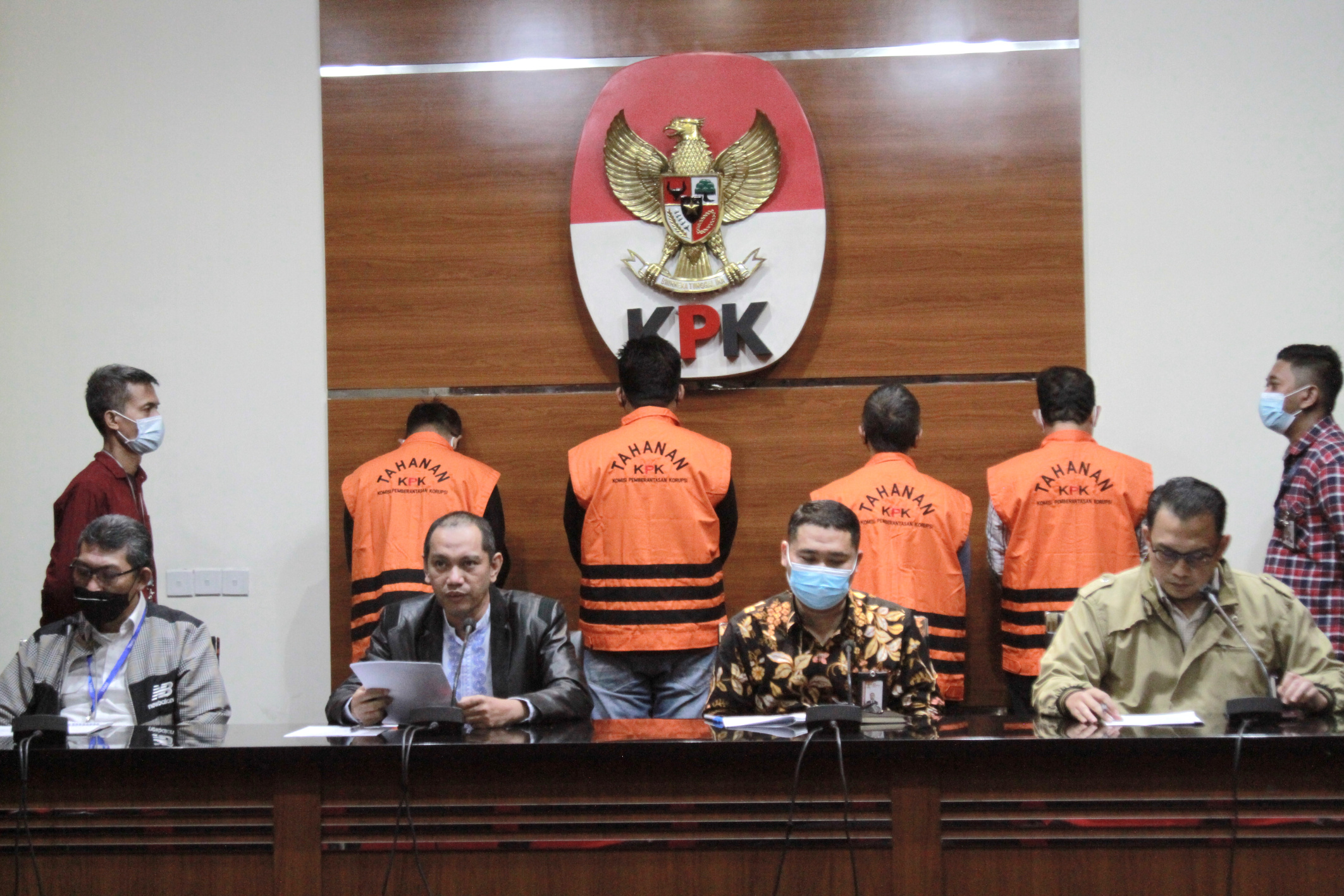 Rektor Unila Prof Dr Karomani ditetapkan tersangka oleh KPK atas kasus suap penerimaan mahasiswa jalur mandiri (Ashar/SinPo.id)